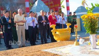 Phó Chủ tịch Thường trực UBND tỉnh Nguyễn Tuấn Thanh (thứ 3 từ trái sang) cùng các đại biểu dâng hương làm Lễ khánh thành.