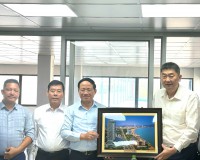 Ảnh: Chủ tịch UBND tỉnh Phạm Anh Tuấn tặng quà lưu niệm cùng Lãnh đạo Tập đoàn C.P