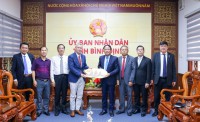 Đại sứ Karl Van Den Bossche tặng quà lưu niệm, chụp ảnh cùng Chủ tịch UBND tỉnh Phạm Anh Tuấn và lãnh đạo các sở, ngành dự họp