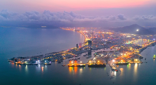 Thành phố Quy Nhơn gắn kết với các trung tâm khoa học, đô thị, du lịch, công nghiệp, cảng biển... Ảnh: NGUYỄN DŨNG