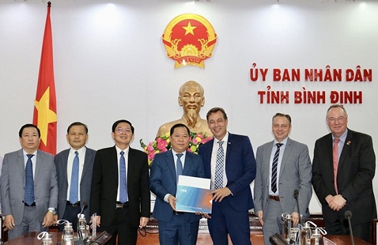 Đại diện Tập đoàn PNE trao hồ sơ đề xuất dự án điện gió ngoài khơi cho Chủ tịch UBND tỉnh Nguyễn Phi Long. (Ảnh: Sở Ngoại vụ)