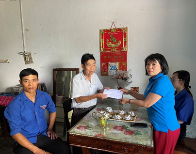 Thăm và tặng quà cho gia đình ông Phan Văn Hoà, huyện Tây Sơn